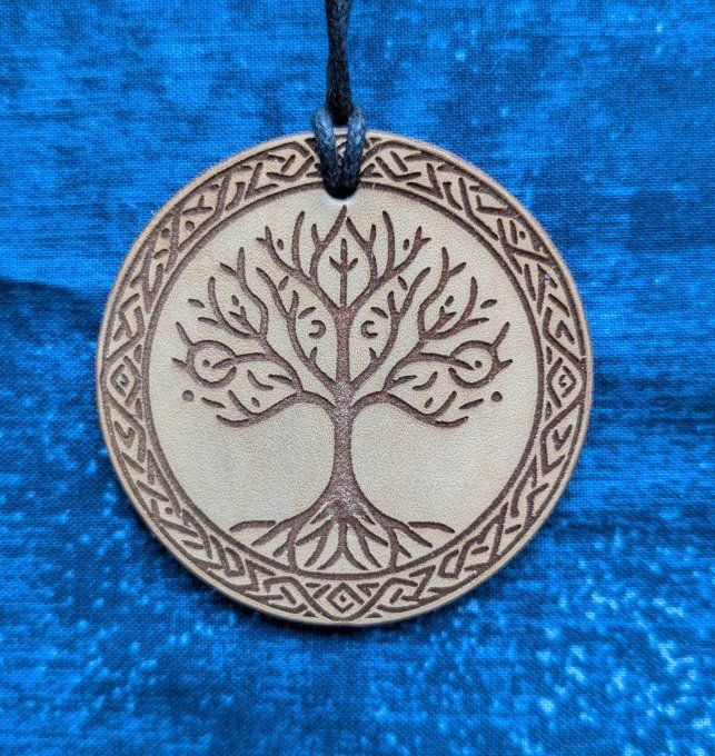 Médaillon en cuir Yggdrasil